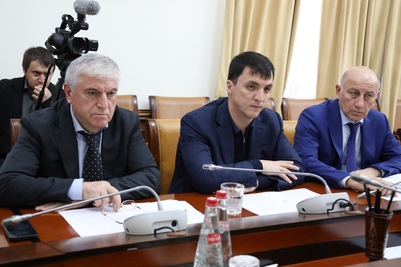 Абдулмуслимов Абдулмуслимов призвал впредь не допускать к торгам недобросовестных подрядчиков